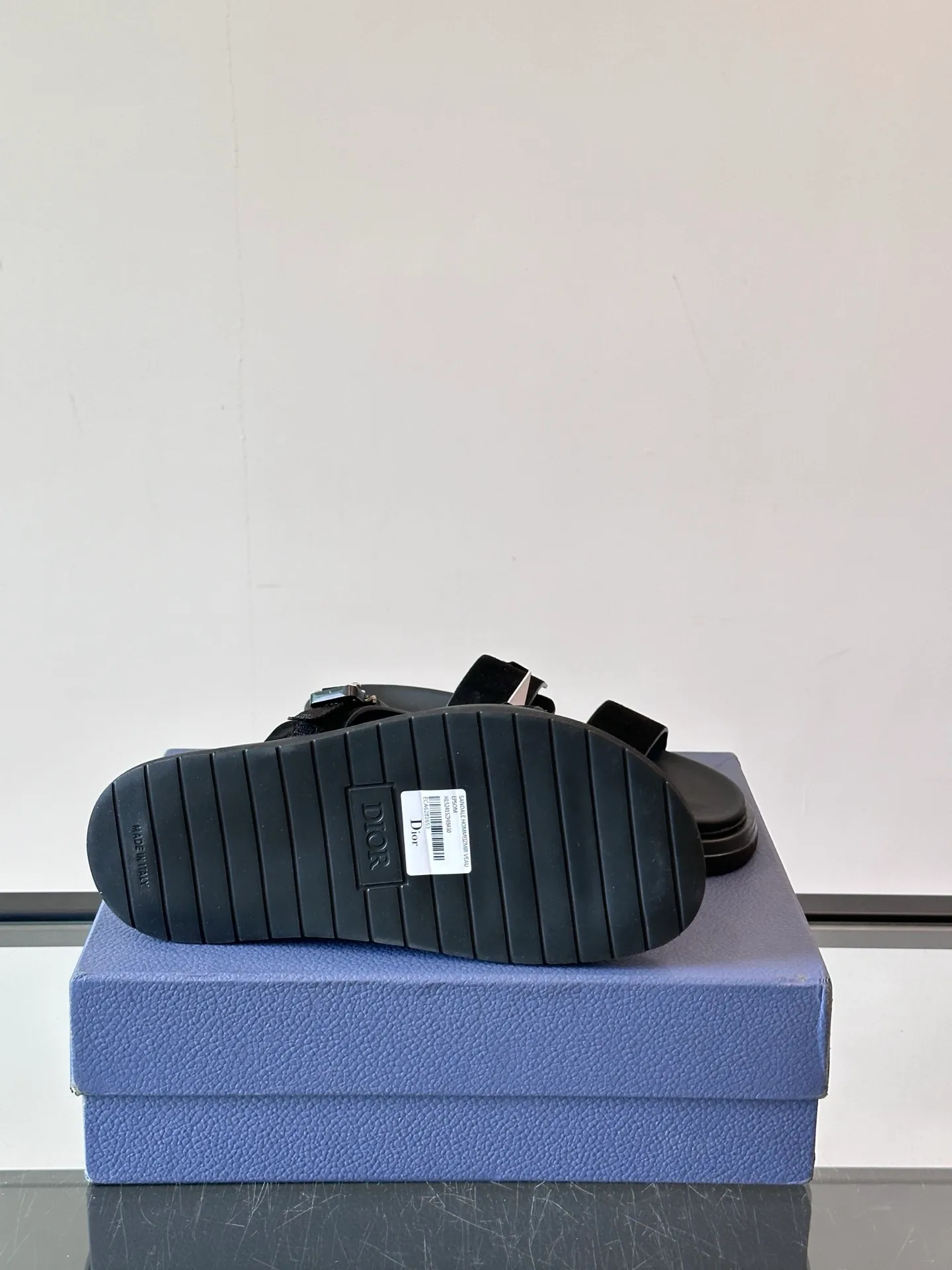 Factory price: 300💰Dior Aqua men's sandals and slippers. Showcasing Dior haute couture design. The Dior gray suede strap is accented with an aluminum Dior buckle for added style. Paired with a comfortable tonal notch sole, they pair easily with shorts or jeans for a sophisticated look. Main body: suede cow leather, technical fabric lining: cow leather, with adjustable straps, aluminum Dior buckle, Dior gray EVA insole, tonal notch rubber outsole splicing structure👌👌 size: 38-44 (45.46 customized)